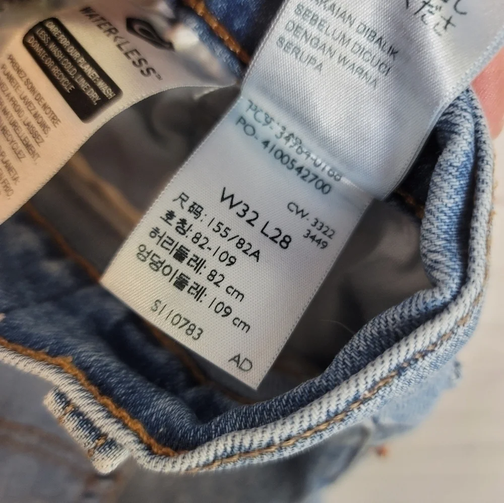 LEVI'S WEDGIE STRAIGHT FRAYED HEM BUTTON FRONT JEANS, SZ 32